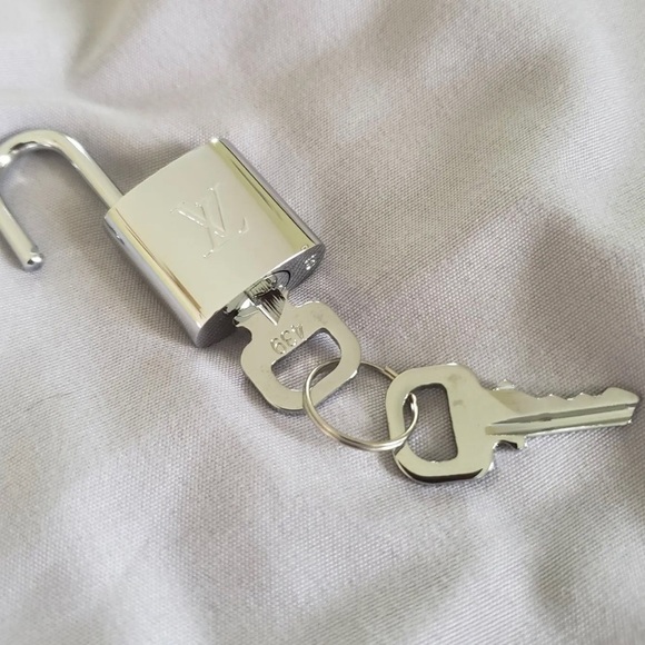 Louis Vuitton Silver lock and key with necklace chain - Picture 1 of 3